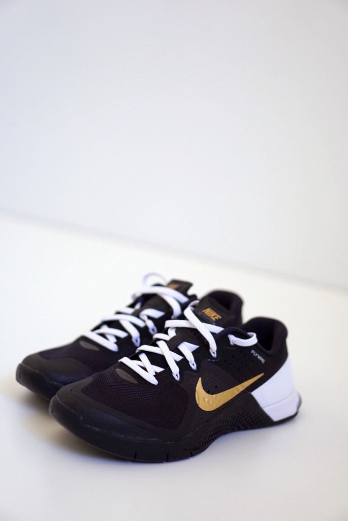 women's nike metcon black and gold