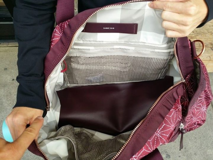 lululemon-bordeaux-drama-sashico-star-gym-win-duffel-interior